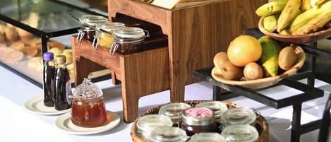 Une table de buffet proposant divers plats et accompagnements.