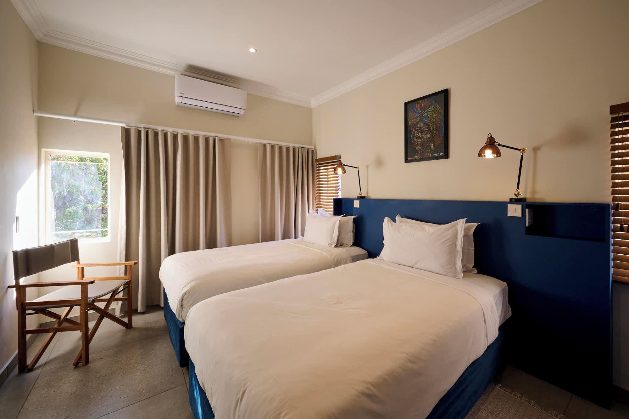 Een minibar, een kluis op de kamer, beddengoed