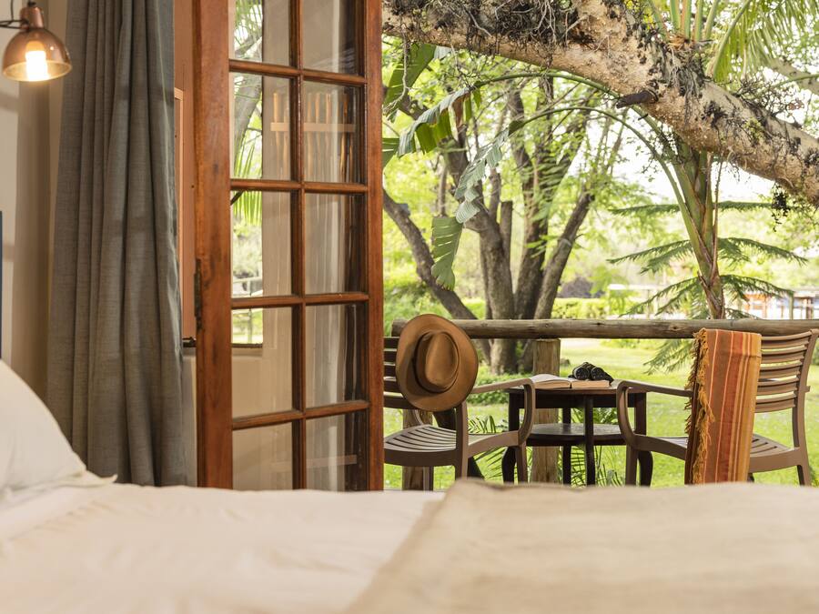 ميني بار وخزنة داخل الغرفة وملاءات أسرّة