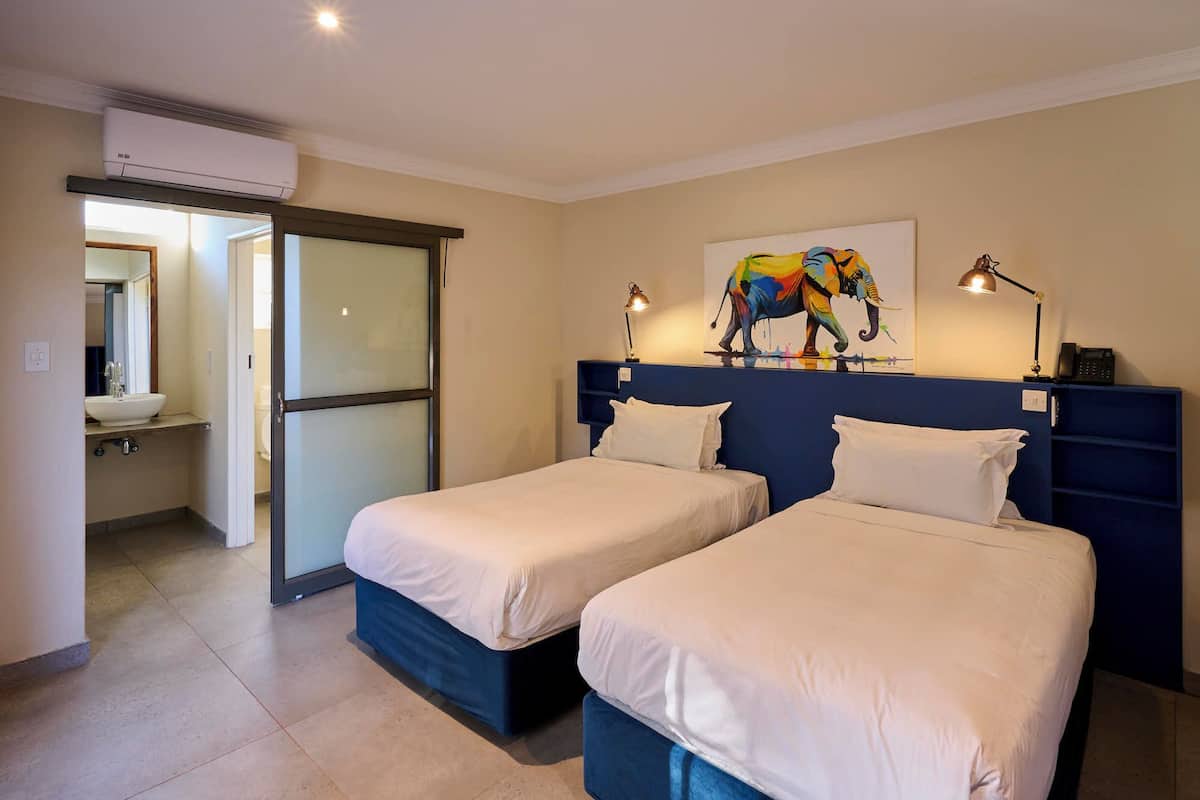 Cottage, Garden View | Minibar, in-room safe, bed sheets