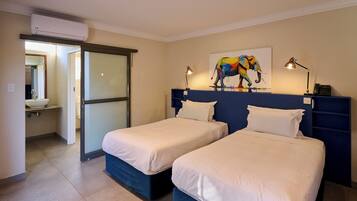 Minibar, caja de seguridad en la habitación y ropa de cama