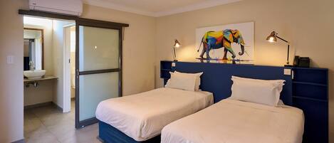 Minibar, caja de seguridad en la habitación y ropa de cama