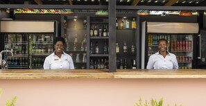Petit déjeuner, déjeuner et dîner servis sur place