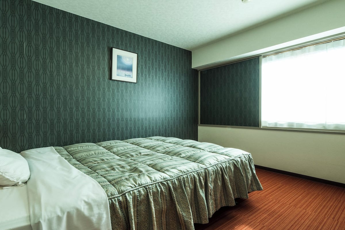 Desk, WiFi (free), bed sheets