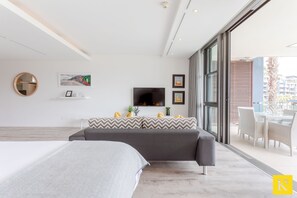 Appartement | Aire de séjour | Téléviseur ACL de 43 po avec télévision par satellite, téléviseur