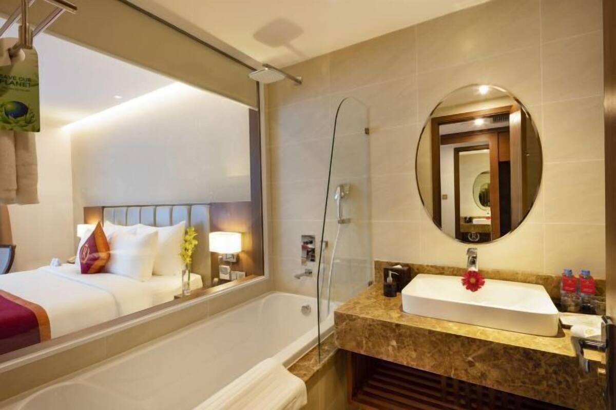 Minibar, caja de seguridad en la habitación y escritorio