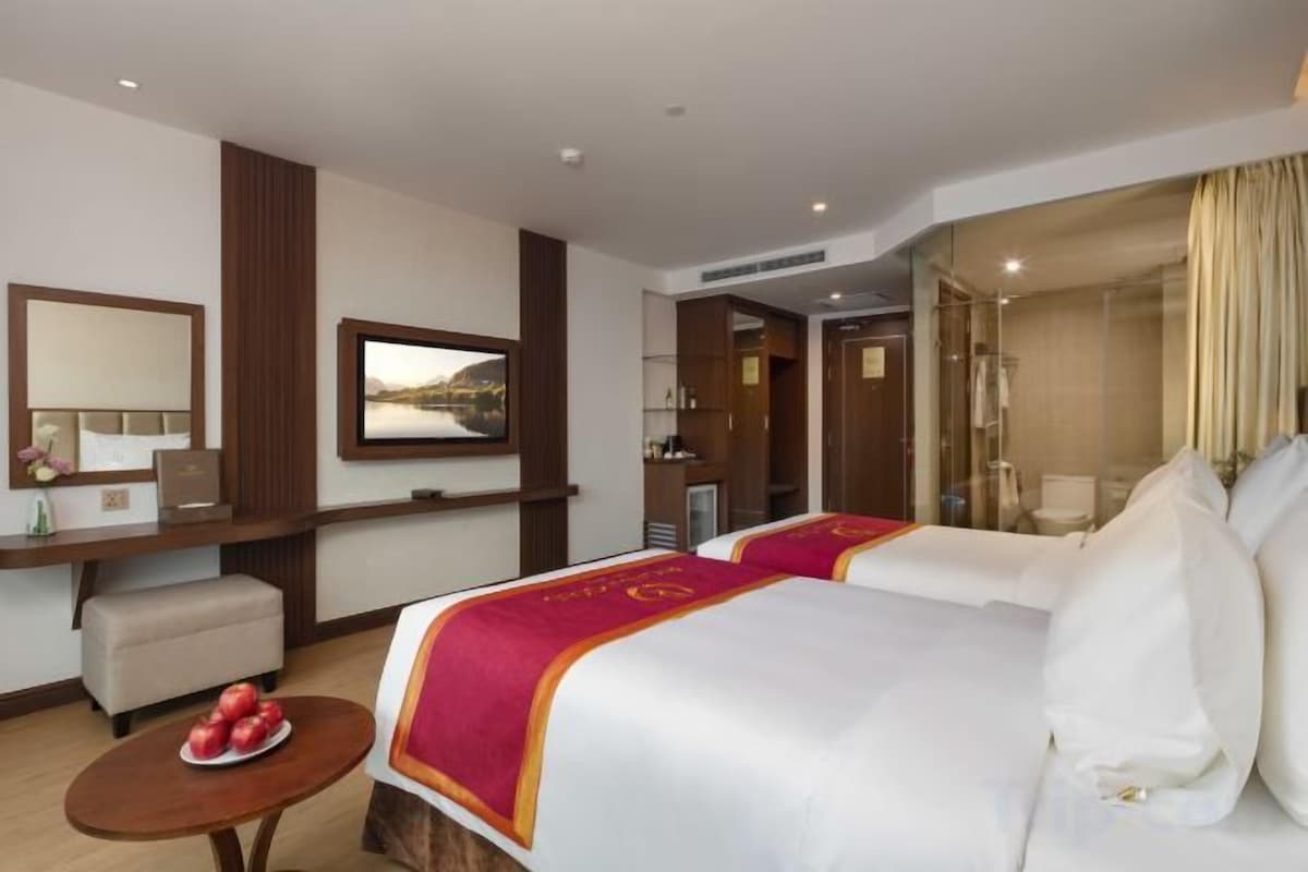 Minibar, coffres-forts dans les chambres, bureau, rideaux occultants