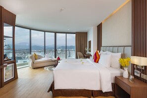 客房 (Suite) | 迷你吧、客房內保險箱、書桌、遮光布/窗簾