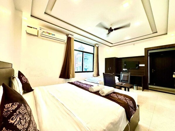 Family Room | In-room safe, soundproofing, free WiFi