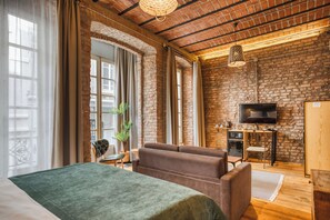 Quarto casal júnior | Roupas de cama premium, frigobar, cofres nos quartos, escrivaninha