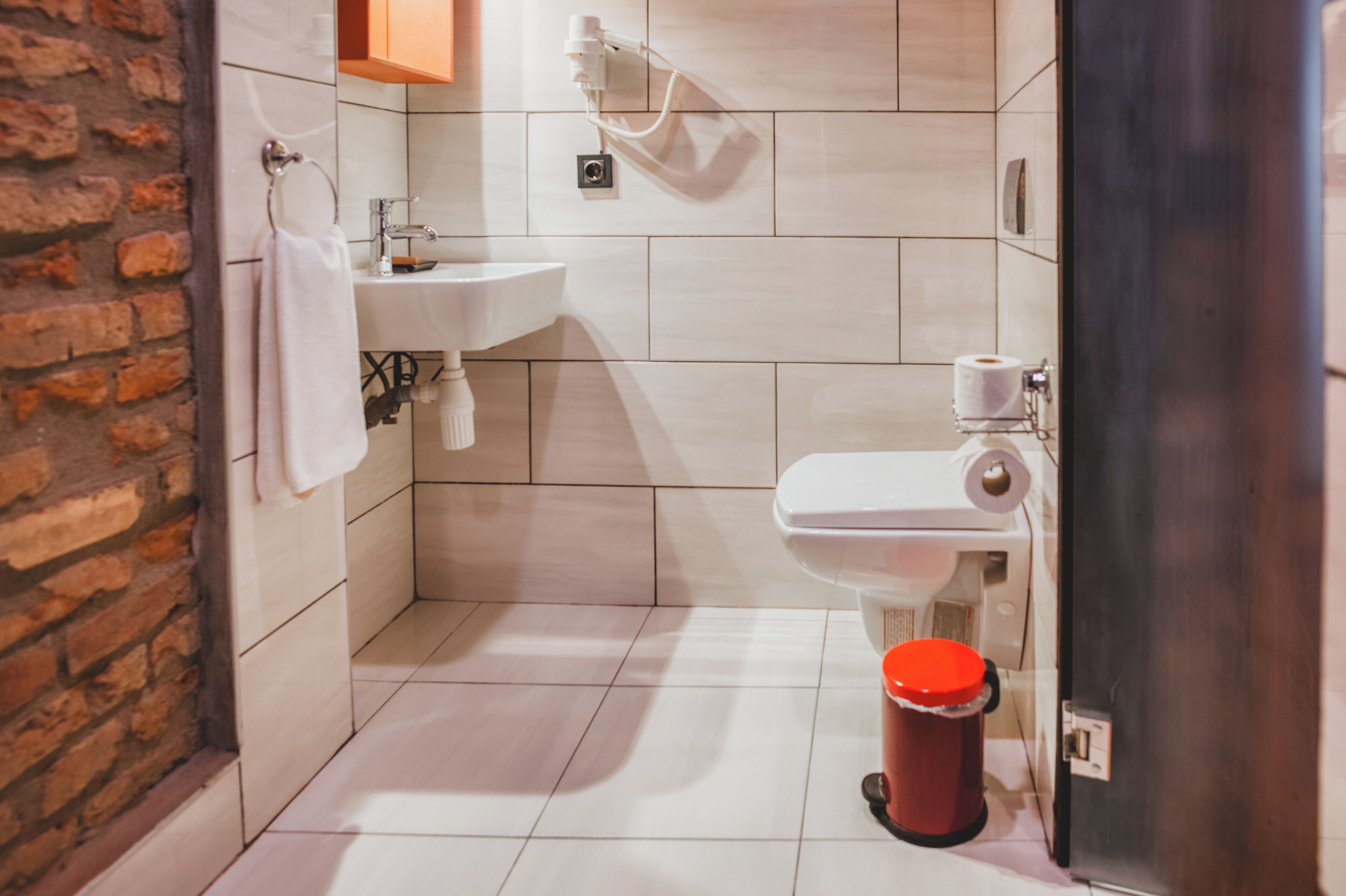 junior double room | bathroom | shower, free toiletries, hair dryer, bidet
