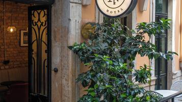 Pintu masuk properti