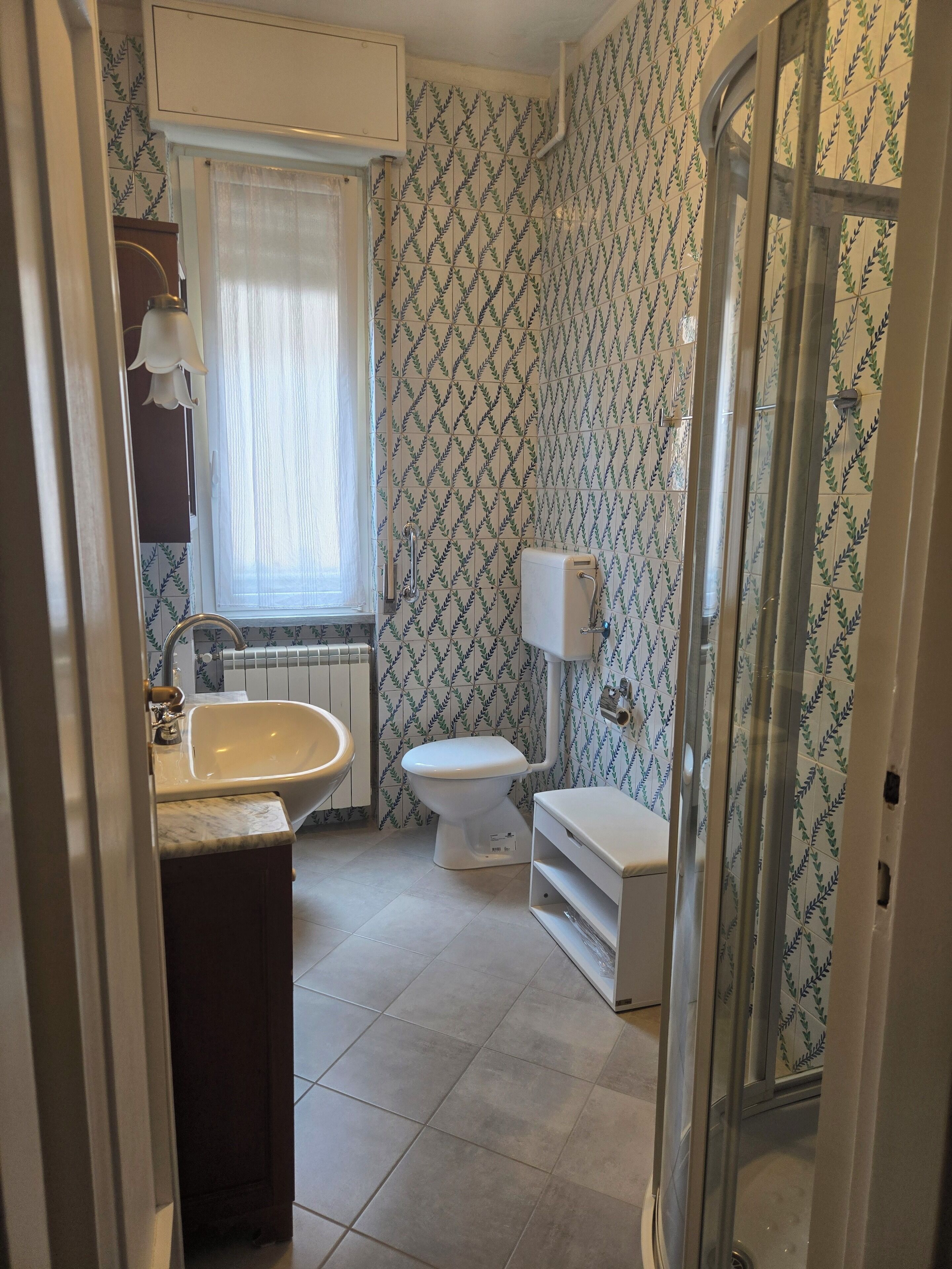 Douche, sèche-cheveux, bidet, serviettes fournies