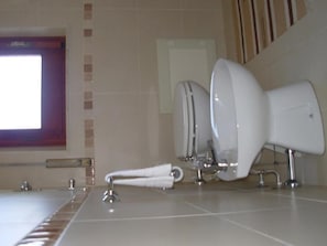 Shower, rainfall showerhead, free toiletries, bidet