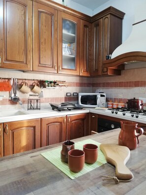 Lemari es di ruangan bersama, microwave di ruangan umum, dan oven
