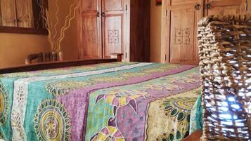 Tabla de planchar con plancha, wifi gratis y ropa de cama