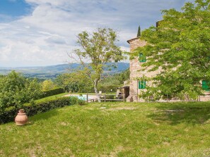 Property grounds - Stunning  villa for 9 guests with WIFI, private pool, TV, patio and panoramic view (Volterra)
