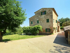 Exterior - Stunning  villa for 9 guests with private pool, WIFI, TV, patio, pets allowed and panoramic view (Volterra)