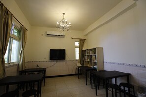 Café da manhã com pratos da culinária local grátis todos os dias