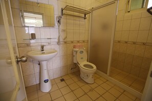 Familierom, havutsikt | Bad | Dusj, toalettartikler (inkludert), hårføner og tøfler