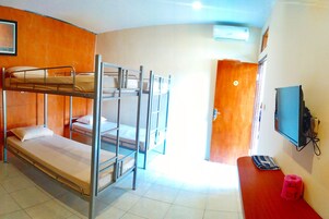 Escritorio, wifi gratis y ropa de cama 