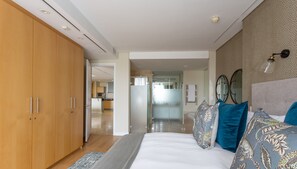 2 bedrooms, in-room safe, desk, laptop workspace - 308 Juliette on the Waterfront Marina (Cape Town)