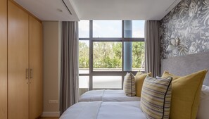2 bedrooms, in-room safe, desk, laptop workspace - 308 Juliette on the Waterfront Marina (Cape Town)