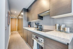 Réfrigérateur, four à micro-ondes, un four, surface de cuisson