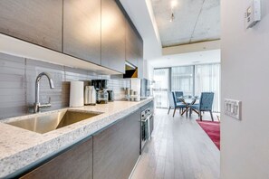 Geladeira, micro-ondas, fogão, cooktop