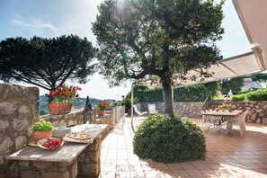 Vista frontal de la propiedad