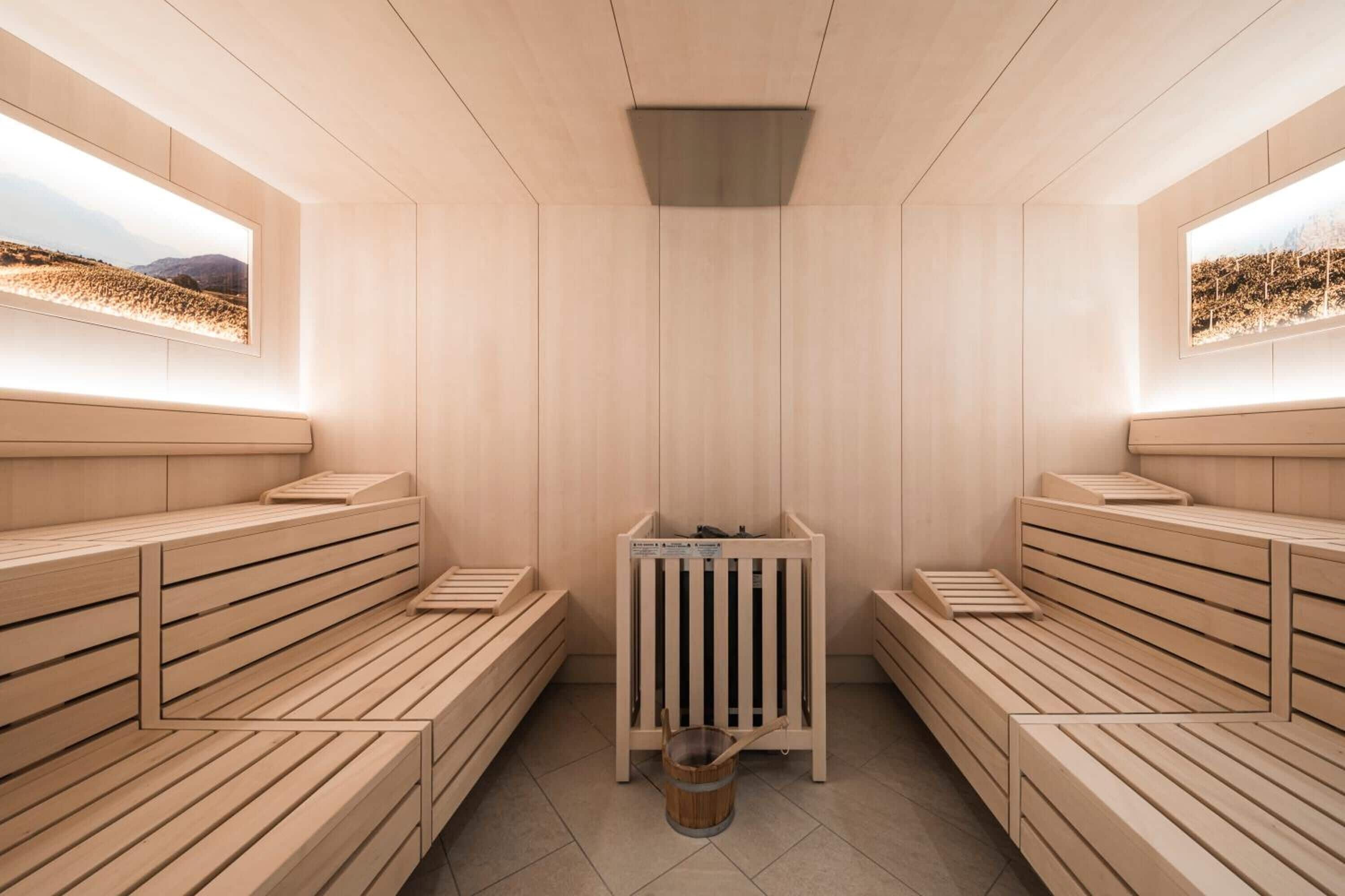 Una sauna con panche in legno e un sistema di riscaldamento centrale.