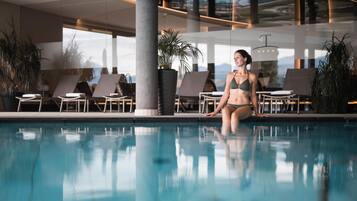 Hồ bơi trong nhà, hồ bơi ngoài trời, dù/ô trên bãi biển/hồ bơi