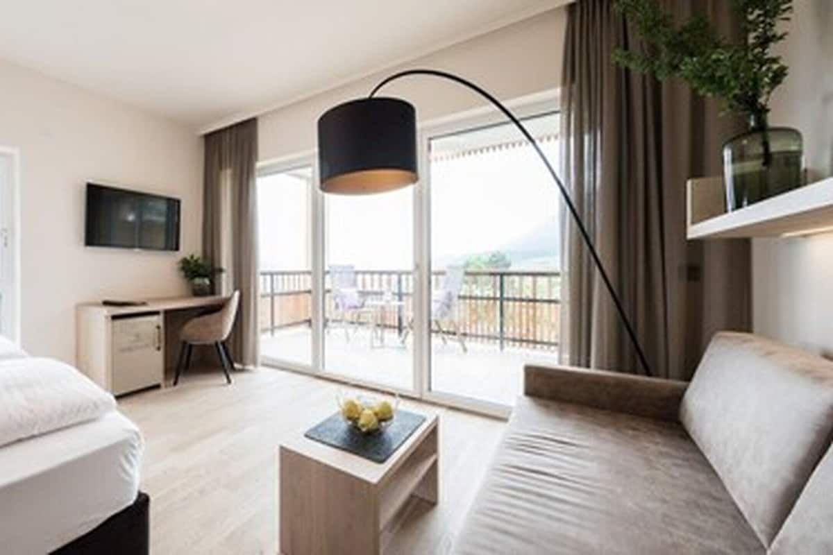 Junior suite, balkon | 1 slaapkamer, een minibar, een kluis op de kamer, een bureau