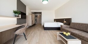 Minibar, in-room safe, desk, soundproofing - Hotel Torgglhof Kaltern (Caldaro Sulla Strada del Vino)