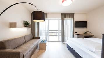 Minibar, caja de seguridad en la habitación y escritorio