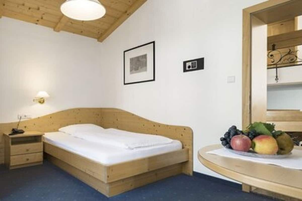 Standaard eenpersoonskamer, uitzicht op bergen | 1 slaapkamer, een minibar, een kluis op de kamer, een bureau