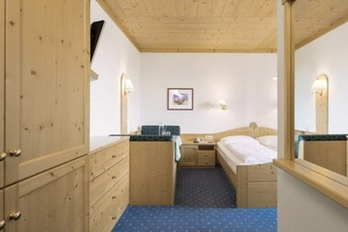 Tweepersoonskamer, uitzicht op bergen | 1 slaapkamer, een minibar, een kluis op de kamer, een bureau