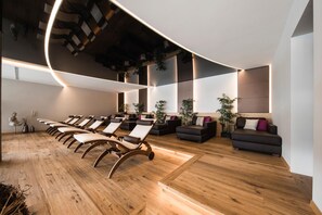 Een sauna, een bubbelbad, een stoombad, massagebehandelingen