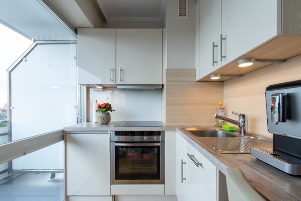 Fridge, stovetop, dishwasher, coffee/tea maker