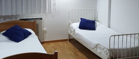 3 slaapkamers, een strijkplank/strijkijzer, gratis wifi, beddengoed