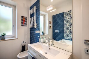 Appartement, 2 chambres | Lavabo de la salle de bain