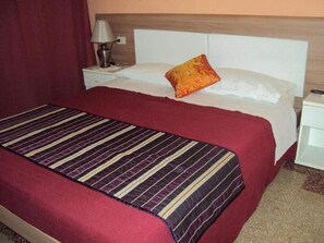 双人房或双床房 | 办公桌、熨斗/熨板、免费 WiFi、床单