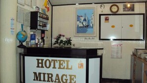 A reception desk labeled "HOTEL MIRAGE" with a globe, framed picture, and a clock on the wall. - Hotel Mirage (Messina)