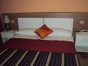 Chambre Double ou avec lits jumeaux | 1 chambre, bureau, fer et planche Ă repasser, Wi-Fi gratuit