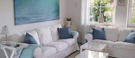 TV, lettore DVD, libri, impianto stereo