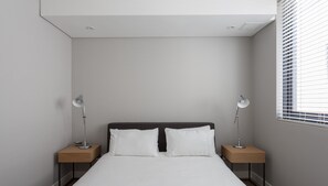 2 habitaciones, caja de seguridad en la habitación y escritorio 