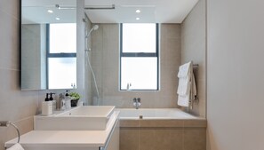 Apartment | Badezimmer | Badewanne und Dusche (separat), kostenlose Toilettenartikel