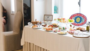 Een buffet met verschillende soorten eten en een decoratief bord.
