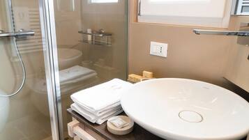 Combined shower/tub, deep soaking tub, hydromassage showerhead