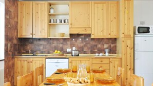 Une cuisine moderne avec des meubles en bois, un lave-vaisselle et un four à micro-ondes.